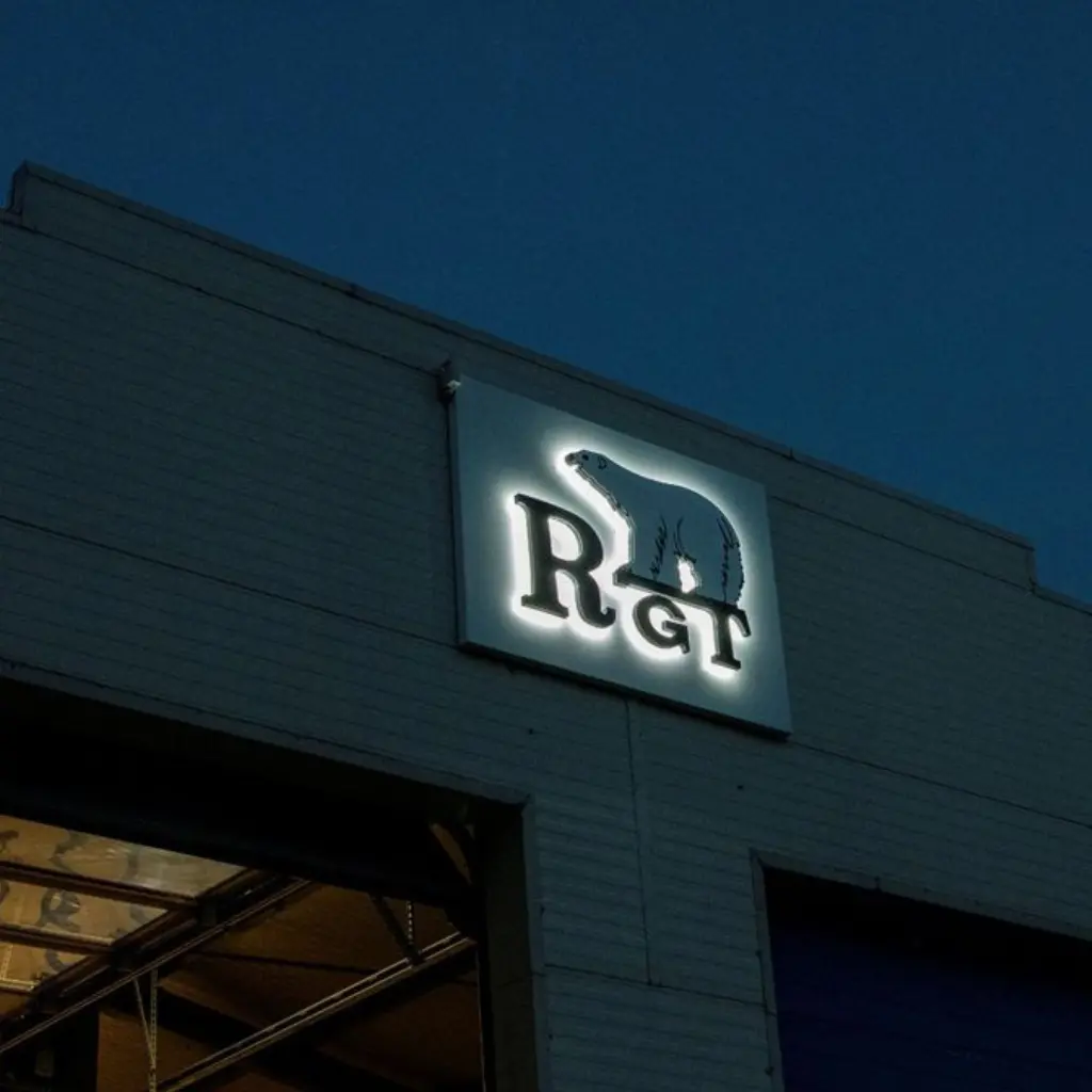 e/Litere volumetrice luminoase cu efect halou RGT.